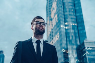 Cadde boyunca yürüyüş resmi kıyafeti erkekte