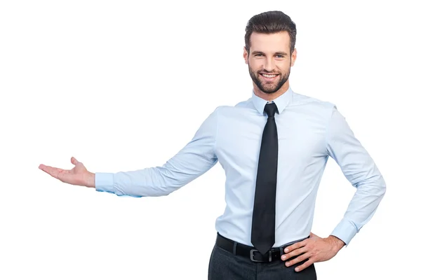 Мужчина в рубашке и галстуке, указывающий на — стоковое фото