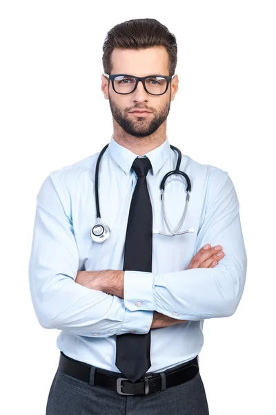 Pohledný muž v košili a kravatu nesoucí stetoskop — Stock fotografie