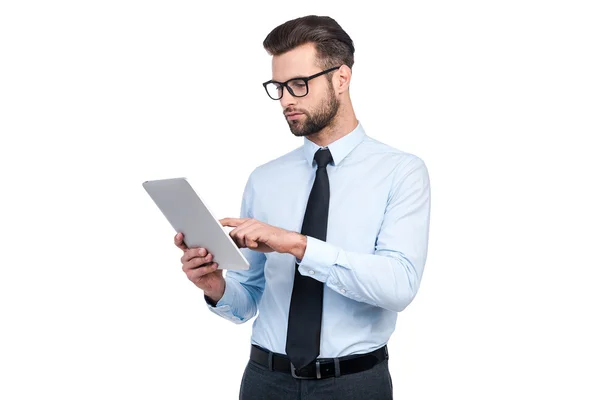 Hombre con camisa y corbata trabajando en tableta digital —  Fotos de Stock