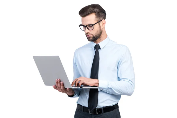 Homem de camisa e gravata trabalhando no laptop — Fotografia de Stock