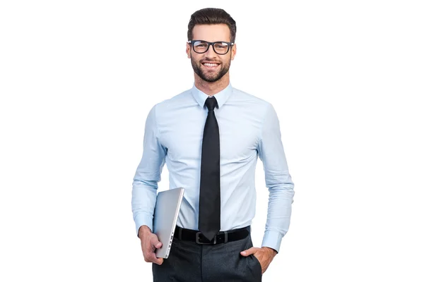 Homem bonito na camisa e gravata carregando laptop — Fotografia de Stock