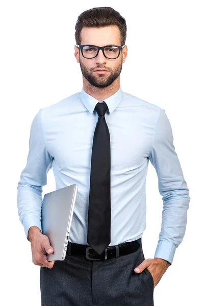 Knappe man in shirt en stropdas dragen laptop — Stockfoto