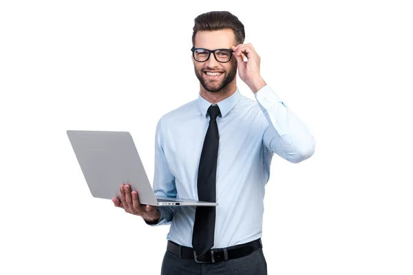 Homem de camisa e gravata segurando laptop — Fotografia de Stock