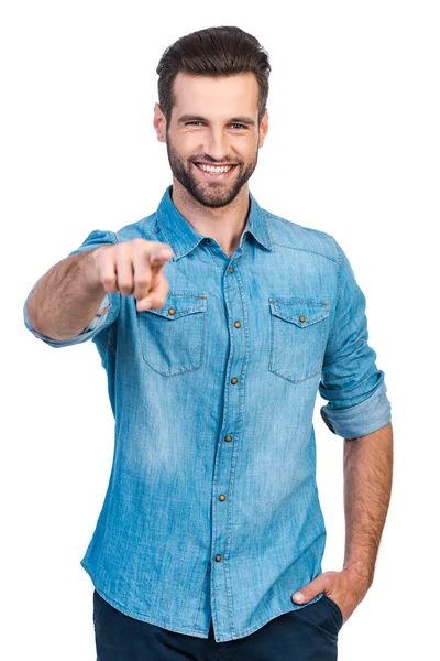 Мужчина в джинсовой рубашке указывает на тебя — стоковое фото