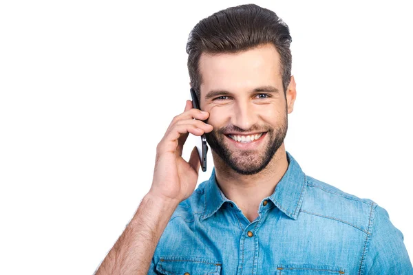 Uomo in jeans camicia parlando sul cellulare — Foto Stock