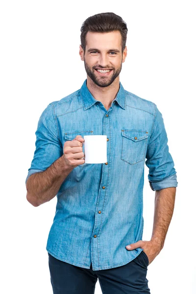 Hombre en jeans camisa celebración taza con bebida caliente —  Fotos de Stock