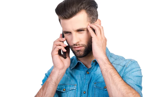 Hombre en jeans camisa hablando en el teléfono móvil — Foto de Stock