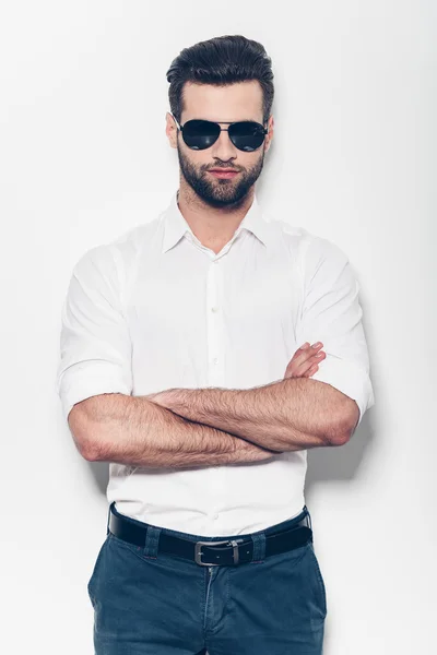 Hombre con camisa blanca manteniendo los brazos cruzados — Foto de Stock