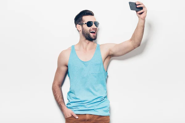 Mann mit Sonnenbrille macht Selfie — Stockfoto