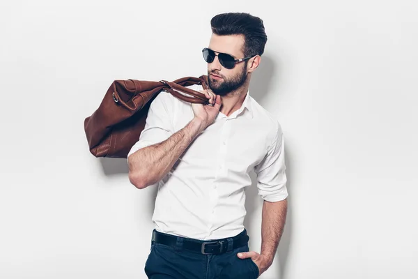 Man in white shirt carrying leather bag — Stock Photo, Image