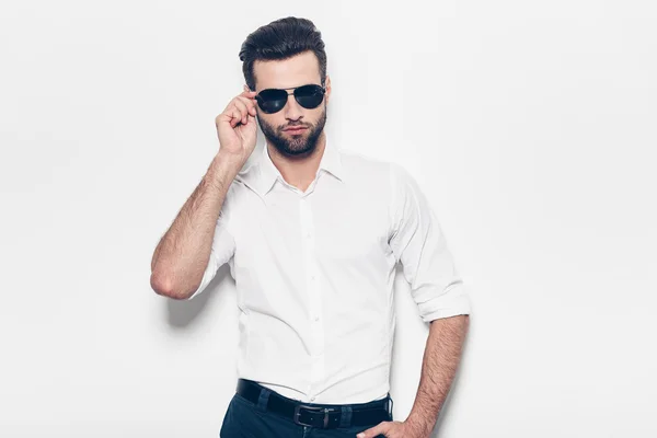 Uomo in camicia bianca che regola i suoi occhiali da sole — Foto Stock