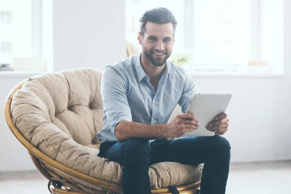 Uomo con tablet digitale e sorridente — Foto Stock