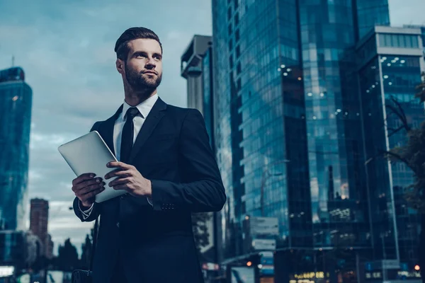 Joven en traje completo sosteniendo tableta digital — Foto de Stock