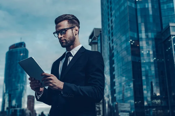 Young man in full suit holding digital tablet — Stock Photo, Image