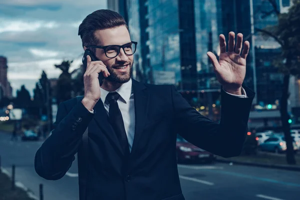 Muž v plné obleku na mobilní telefon — Stock fotografie