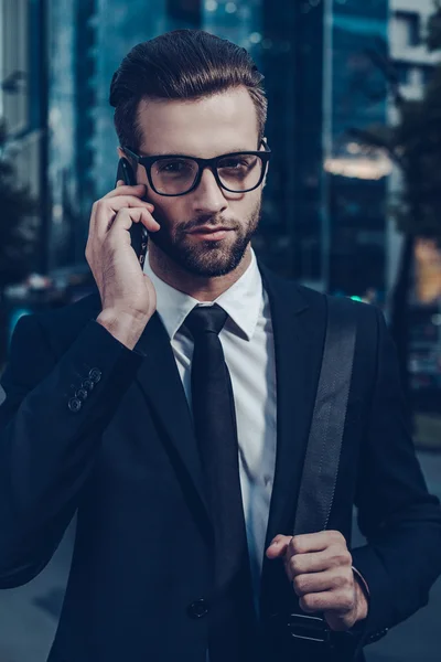 Vertrouwen zakenman aan de telefoon. — Stockfoto