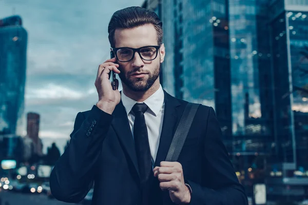 Jonge man in volledige pak praten op de mobiele telefoon — Stockfoto