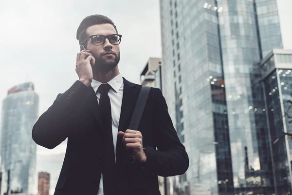 Man i full kostym prata i mobil telefon — Stockfoto