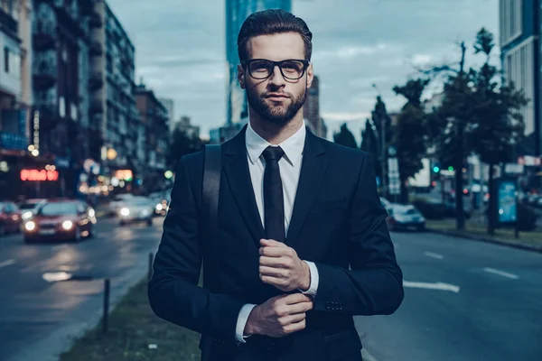 Man in full suit adjusting his sleeve — Stock Photo, Image