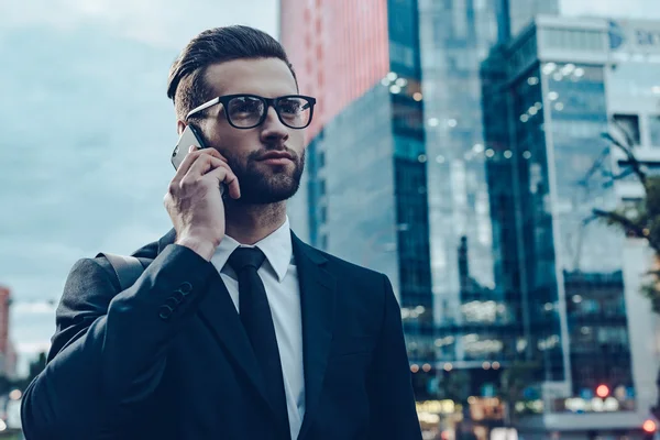 Man i full kostym prata i mobil telefon — Stockfoto