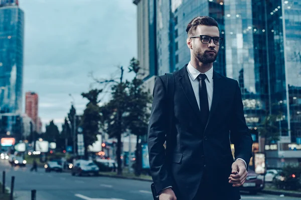 Homme en tenue de cérémonie marchant le long de la rue — Photo