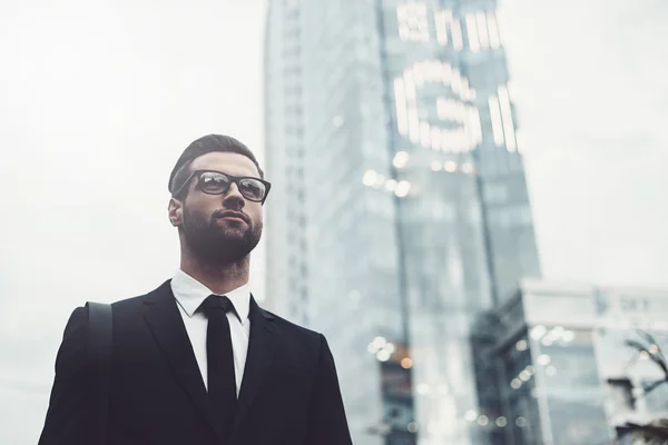 Homem em formalwear andando ao longo da rua — Fotografia de Stock