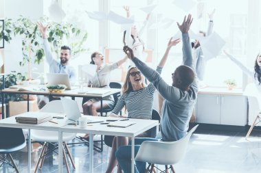 İş adamları belgeleri atma 