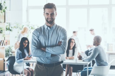 ofis yakışıklı işadamı