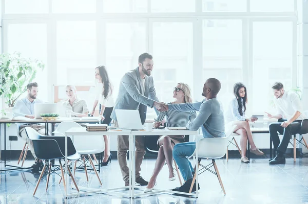 Geschäftsleute, die miteinander arbeiten und kommunizieren — Stockfoto