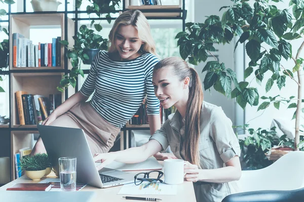 Deux jeunes femmes d'affaires — Photo