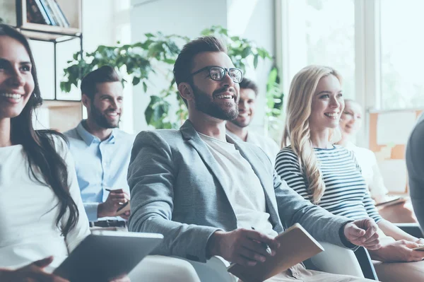 Persone sedute in conferenza — Foto Stock