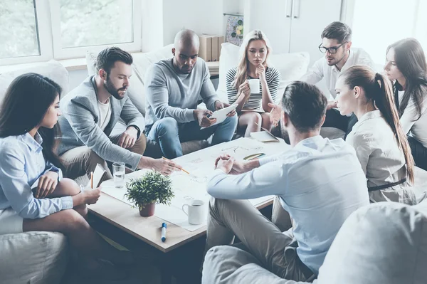 Gente de negocios discutiendo algo —  Fotos de Stock