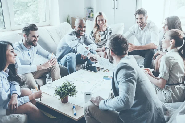 Gente de negocios sentada alrededor del escritorio — Foto de Stock