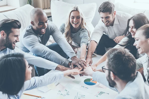 Empresarios tomados de la mano — Foto de Stock