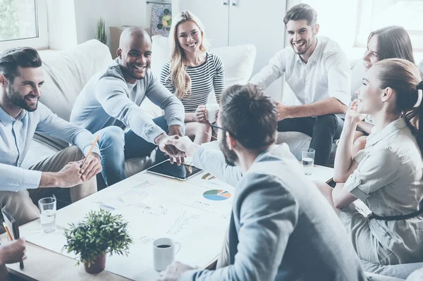 Menschen sitzen am Schreibtisch — Stockfoto