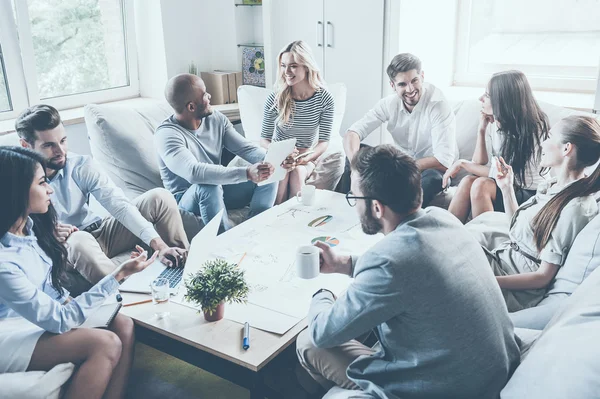 Företag som sitter runt skrivbord — Stockfoto