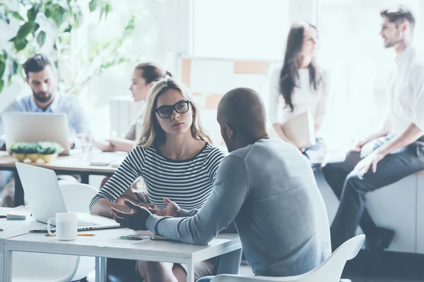 Gente de negocios discutiendo algo —  Fotos de Stock