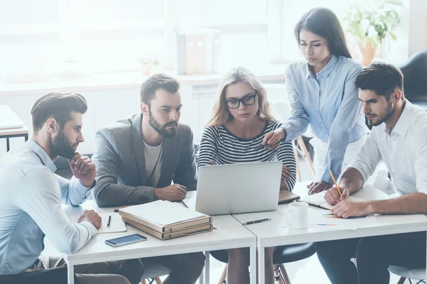 Gente de negocios discutiendo algo — Foto de Stock