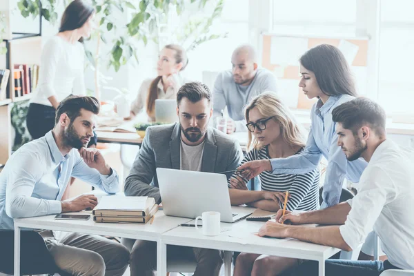 Empresarios que trabajan y se comunican — Foto de Stock