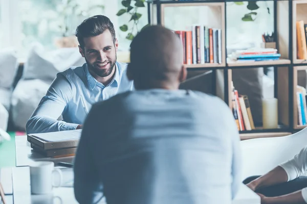 Zwei Männer sitzen im Büro — Stockfoto