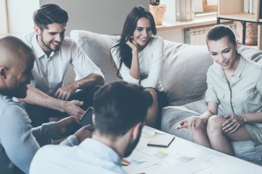 İş adamları bir şey tartışıyor.