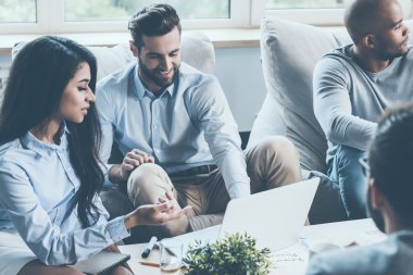 İş adamları bir şey tartışıyor.