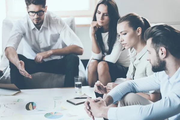 Geschäftsleute diskutieren etwas — Stockfoto