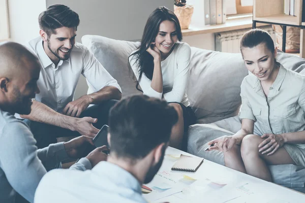 İş adamları bir şey tartışıyor.