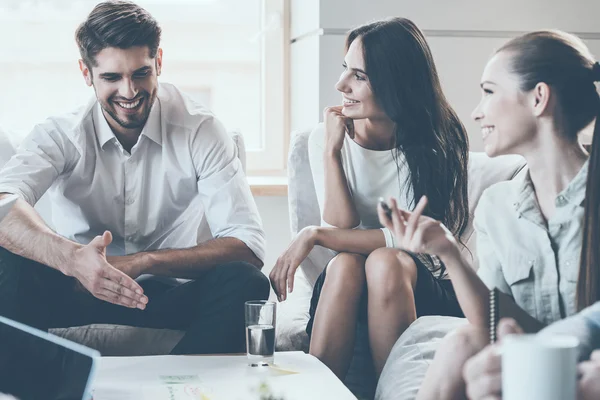 Uomini d'affari che discutono qualcosa — Foto Stock