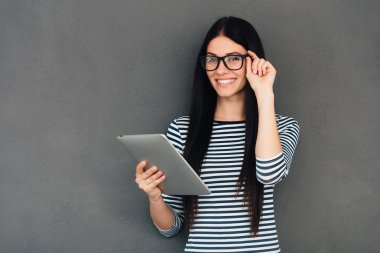 Dijital tablet tutan kadın 