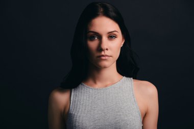  Genç Kadın Kameraya Bakıyor 