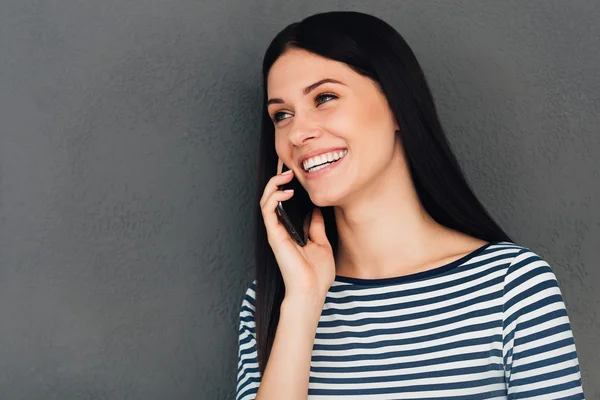 Mujer hablando en el teléfono móvil — Foto de Stock