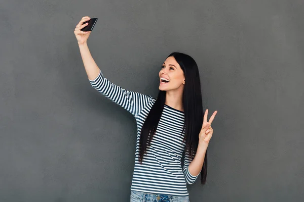 Vrouw selfie op haar slimme telefoon maken — Stockfoto